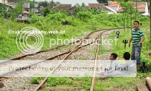 anak kecil dan kereta api anak kecil dan kereta api